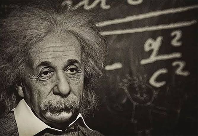 Albert Einstein Zamanda Geriye Dönmek hakkında neler söyledi
